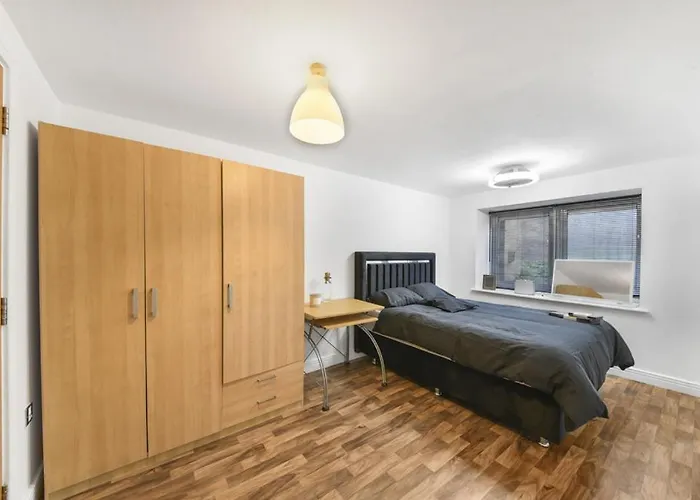 E15Stratford 3Bed 2Bath Plus Parking